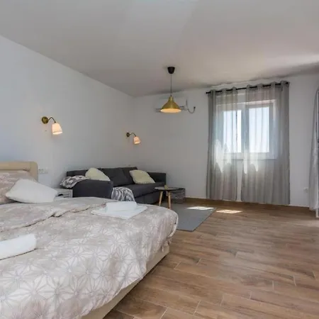 Apartman Marta 3 *